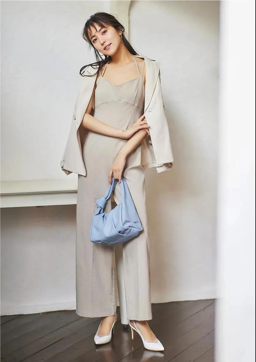 浅色|立秋时节适合简单气质的穿搭,35岁以上照着穿,优雅又高级!