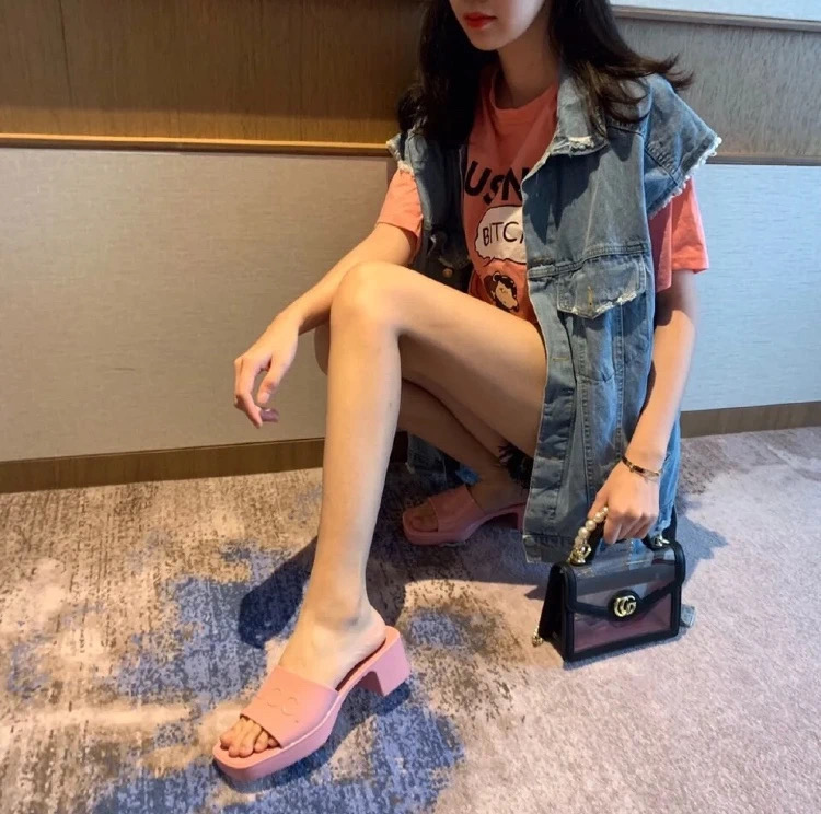 显得|这身搭配，夏季时髦女孩必备！舒适得体，即便下雨天也不尴尬