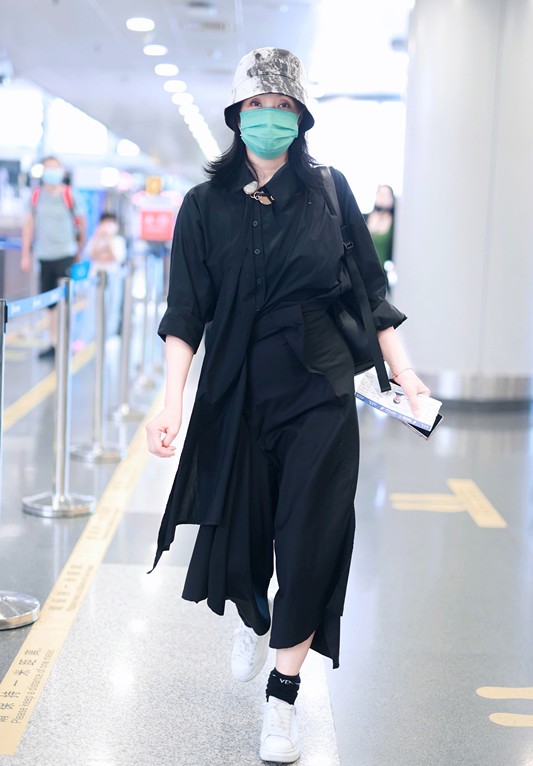 西裤|陶虹真有品味！用裙子搭配阔腿裤，不仅不显邋遢，反倒穿出洒脱美