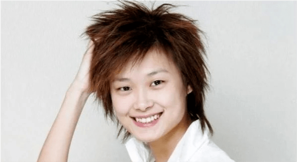 中性|36岁李宇春换性感路线，穿白色短裙秀纤细长腿，网友仙女下凡