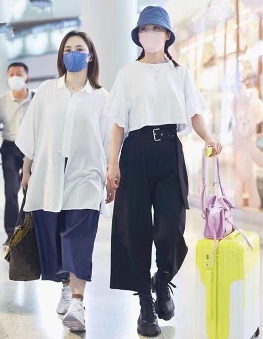 黑色|阿娇胖出了“阿姨味”，机场穿衣松垮不太美，阿Sa仍然敢秀小蛮腰