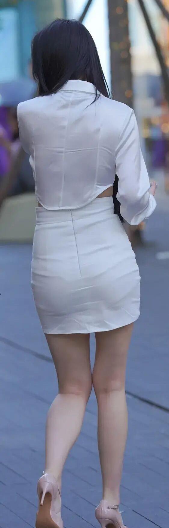 真丝|白色真丝衬衫搭配白色半身裹裙，清新自然，甜美减龄