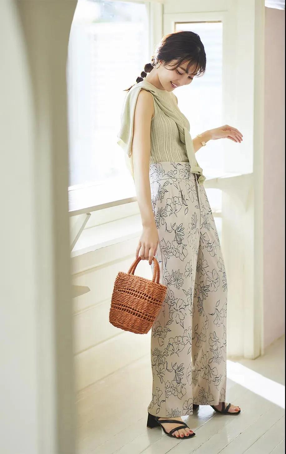 浅色|立秋时节适合简单气质的穿搭,35岁以上照着穿,优雅又高级!