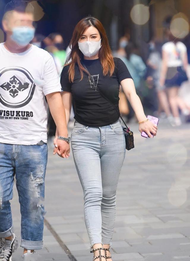 卫衣|奔三的女人别再穿裙了，搭配打底裤修身得体，中年女士也安稳了！