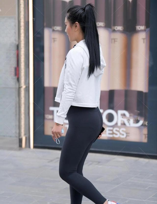 长袖|白色潮流长袖搭配黑色居家打底裤,修身的款式,落落大方