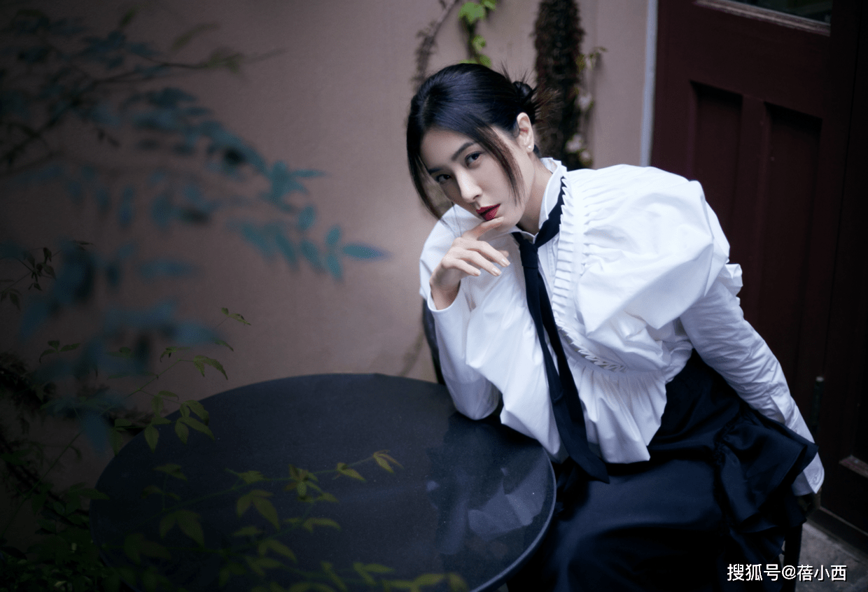 好身材|曾黎好身材好气质任性穿，穿白衬衫背后挖个“大洞”，却意外高级
