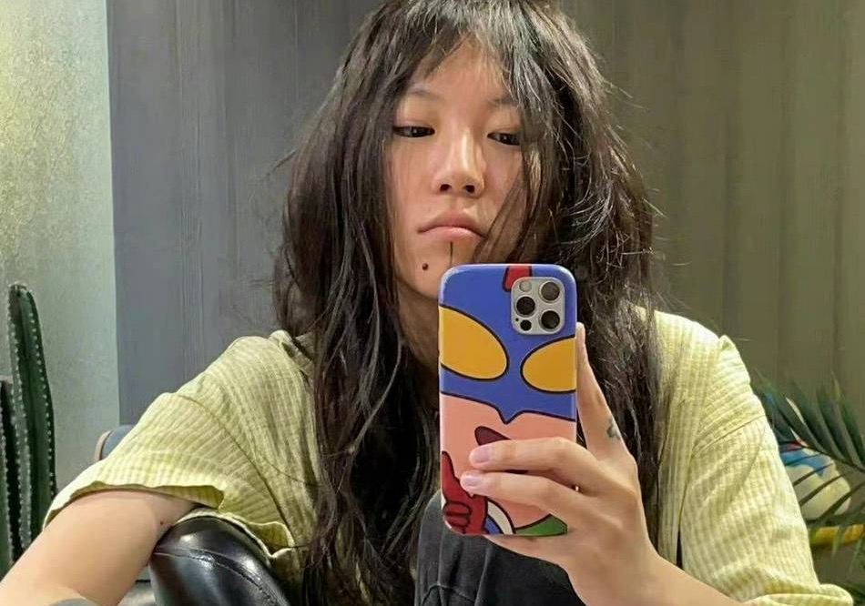 结果|窦靖童罕见尝试长发造型，以为要走淑女风，结果比短发还“叛逆”