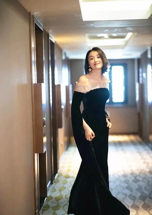 身材|吴越拍写真 穿丝绒的礼服裙秀身材 直角肩抢镜 45岁仍单身