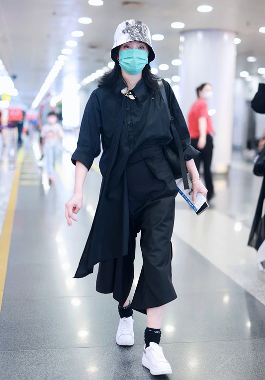 西裤|陶虹真有品味！用裙子搭配阔腿裤，不仅不显邋遢，反倒穿出洒脱美