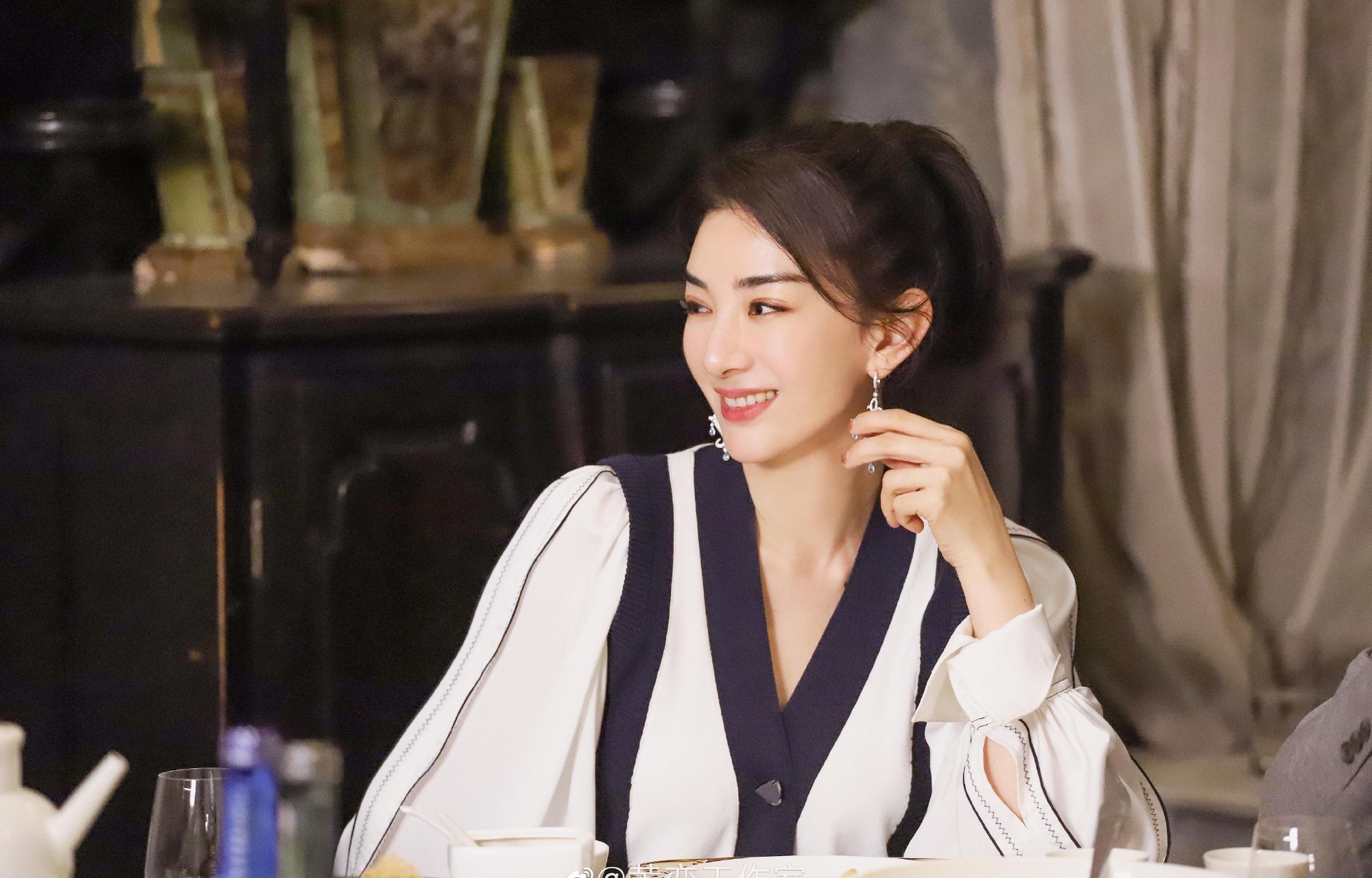 设计|黄奕不扮嫩也很少女，衬衫+长裙减龄又洋气，高马尾美得让人心动