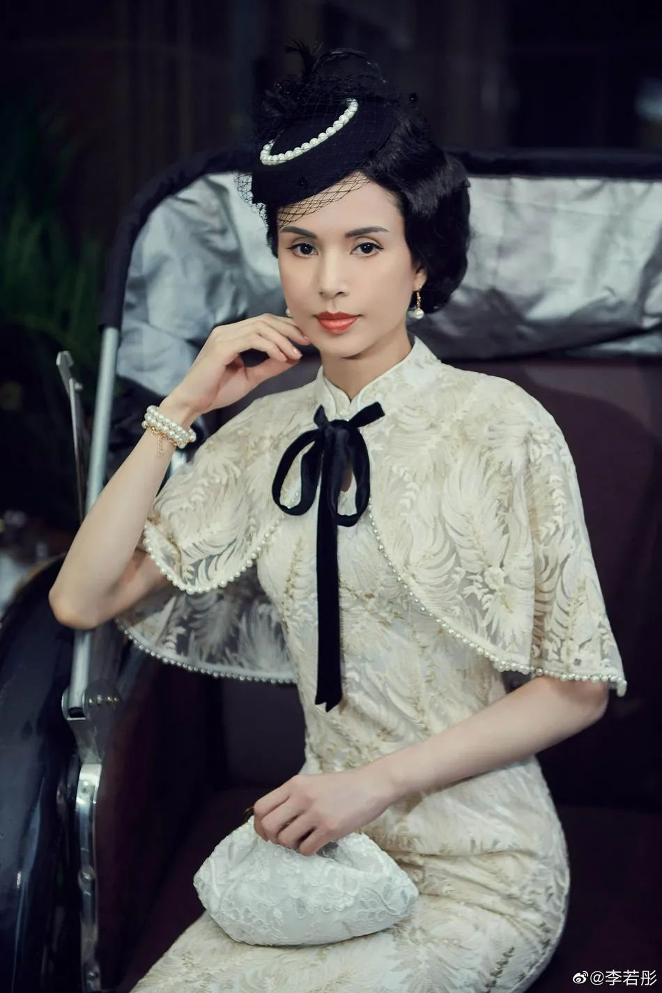 身材苗条|54岁李若彤穿旗袍太艳丽了！魔鬼身材纤细美若少女