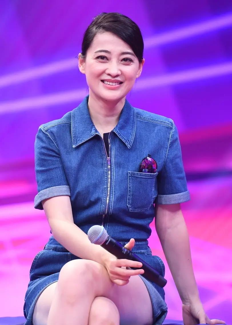 身材|46岁梅婷好会穿 牛仔连体裤穿出少女感“腿龄”最多26