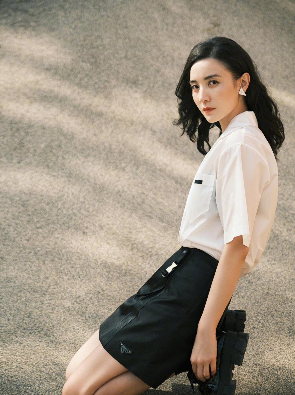 照片中的宋佳,虽然已经41岁了,但是穿搭却十分减龄!简直美回了18岁!