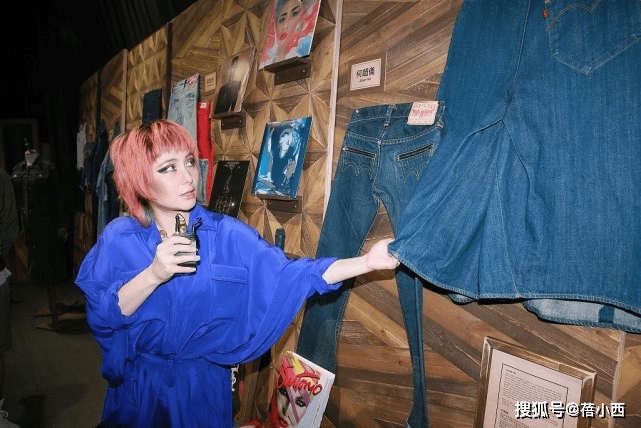 叛逆|赌王女儿何超仪不走寻常路，以“叛逆打扮”为美，橘+蓝穿搭好酷