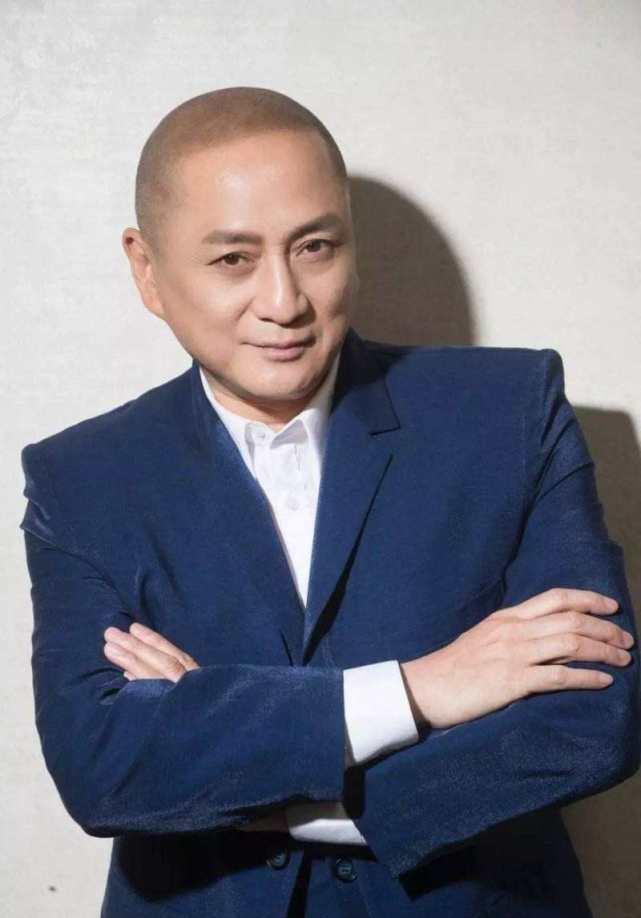 原创62岁汤镇业近照曝光,身材发福顶着大光头,被台媒吐槽肥肿难分