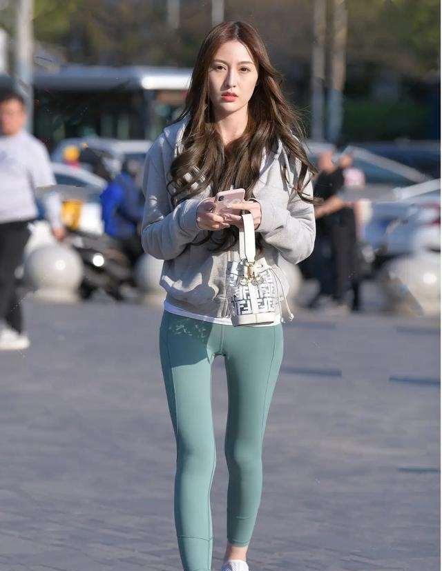 高跟鞋|美女脚上搭配一双白色的尖头高跟鞋，清新又充满着优雅的气息