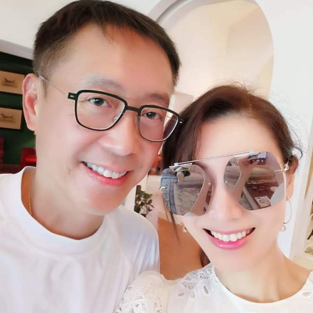 许建彤|李嘉欣晒一家三口外出就餐，夫妻互为彼此掌镜，母子幸福同吃美食