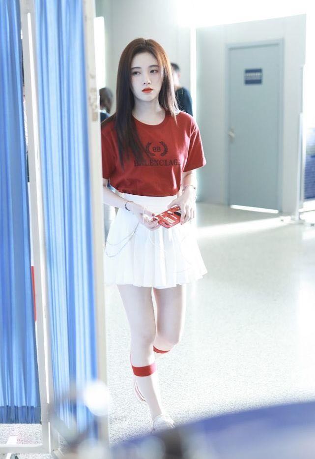 原创黄色体恤搭配黑色短裤,鞠婧祎机场走秀,秒变初中生