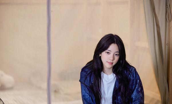 长发|欧阳娜娜重“头”开始，穿5000衬衫走机场，首次剪齐耳短发美极了