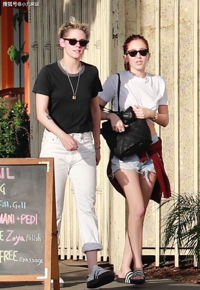 女友|暮光女和新女友热恋中，穿情侣装甜蜜出街，女友的美腿很时尚！