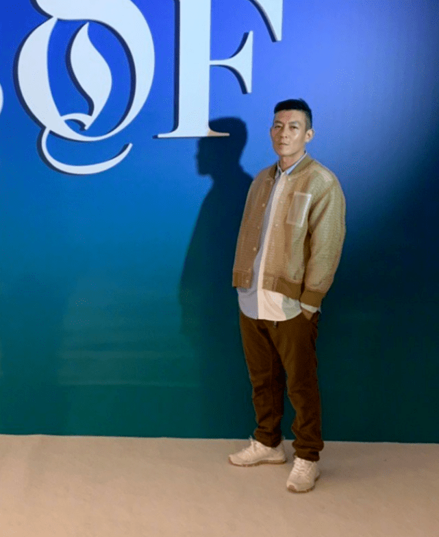 年轻人|陈冠希结婚后放飞自我，红色高腰裤吸引眼球，出道20年帅过小鲜肉