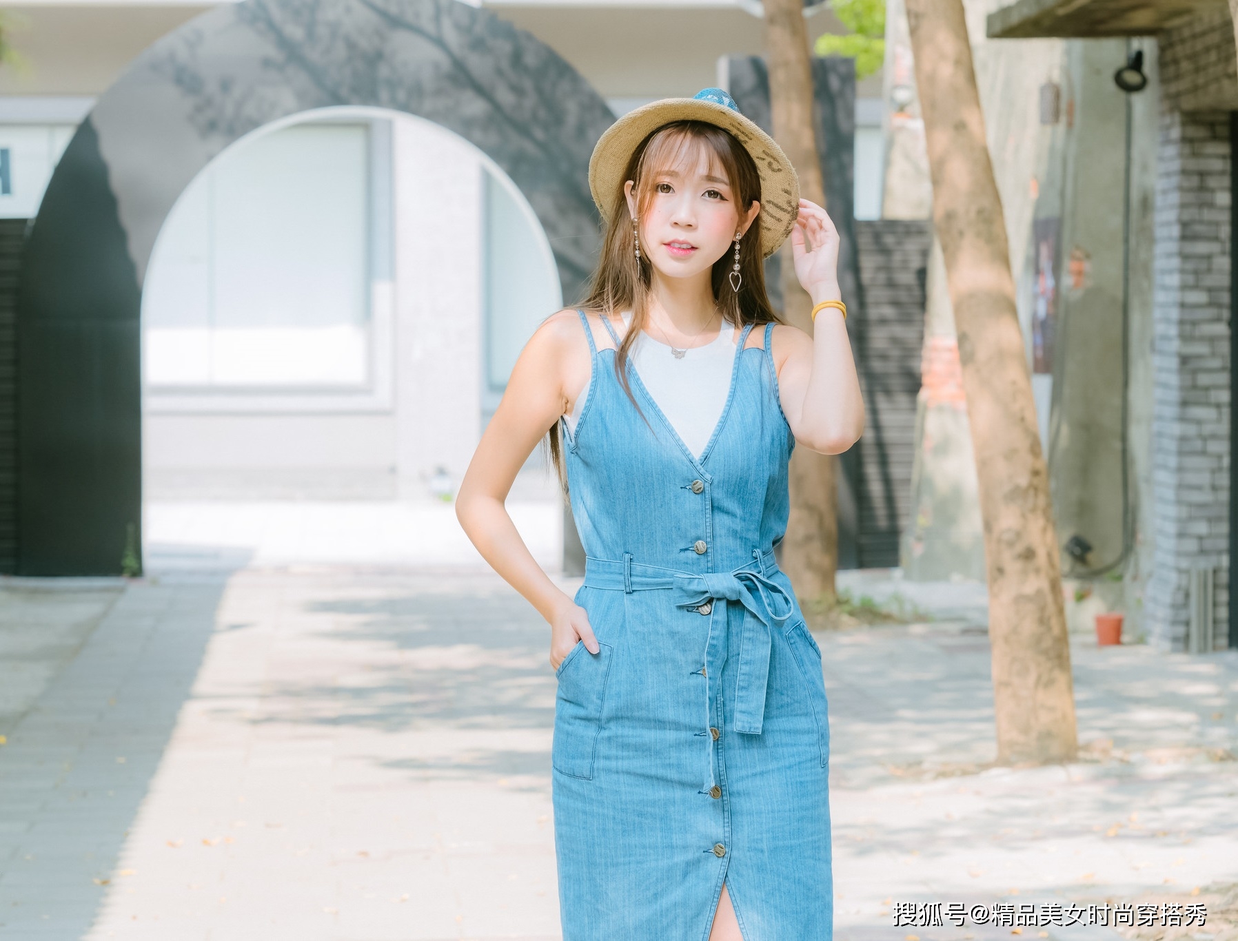 视觉|原来吊带牛仔裙还可以这么穿，减龄又不失时尚感
