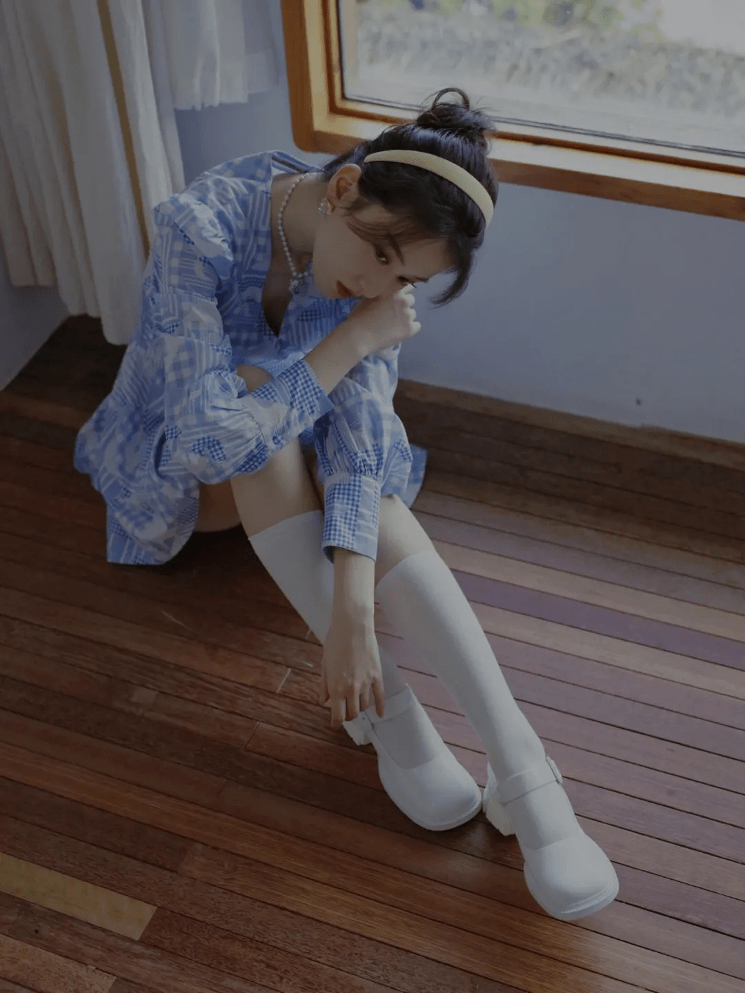 漂亮|乔欣气质和身材绝了！穿一件衬衫裙装搭配丸子头发型，漂亮大气