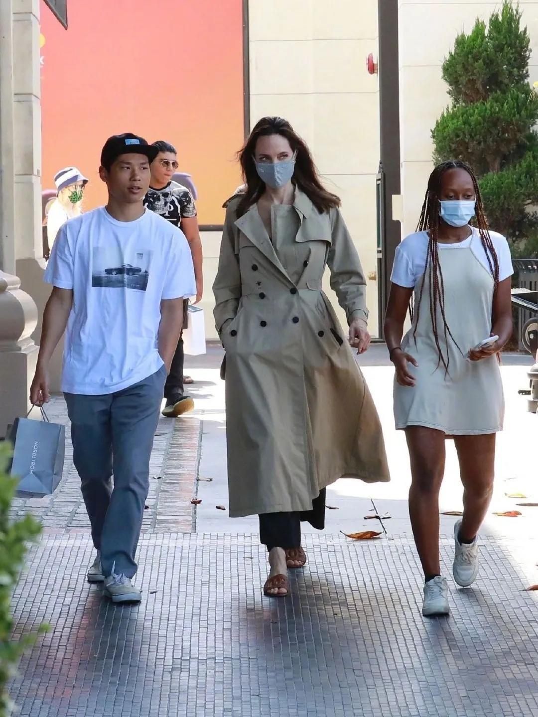 看点|安吉丽娜·朱莉真会穿，一件长款风衣潇洒利落，气场全开真有魅力