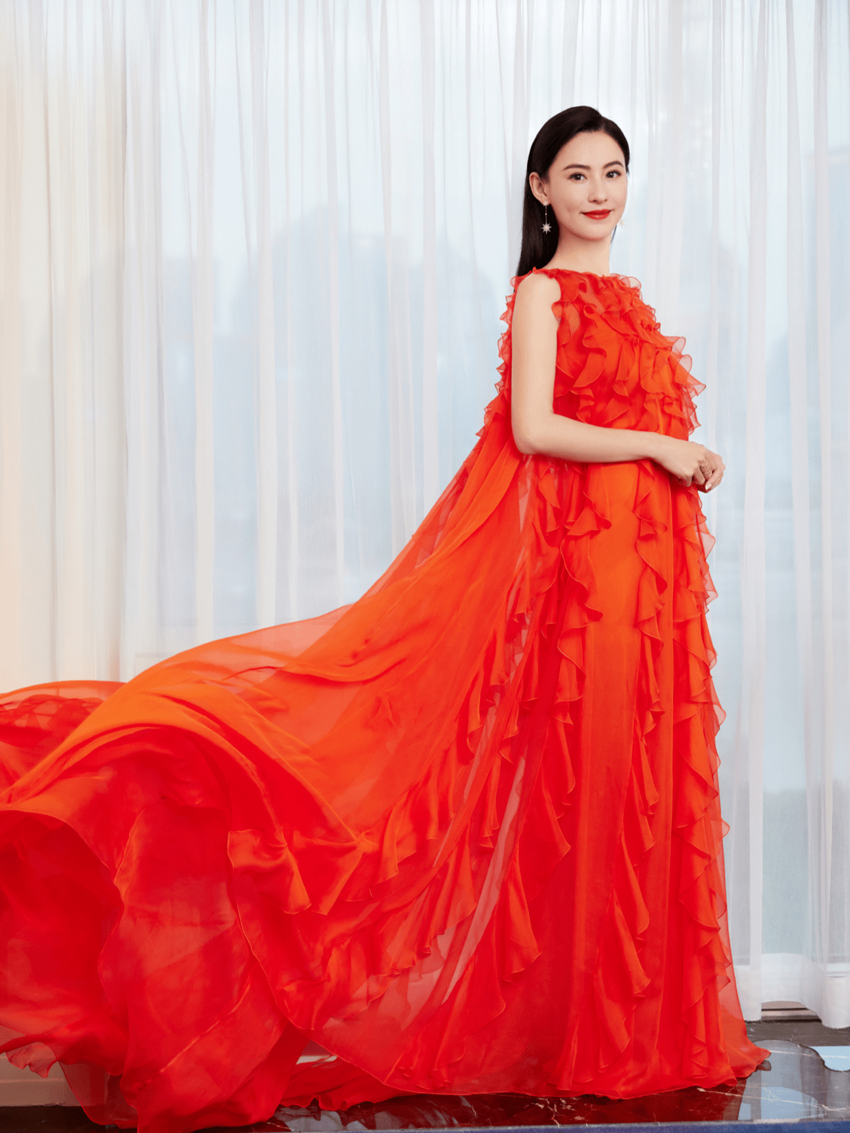 身材|张柏芝真是“辣妈圈顶流”，橘红色连衣裙时髦高级，美得让人心动