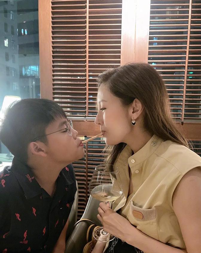 细节|李嘉欣入秋照放大招，穿无袖少系扣，跟儿子玩嘴对嘴抢食太有情调