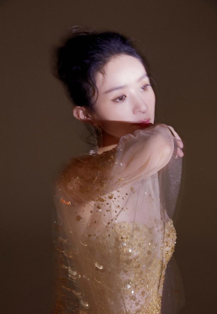金色|32岁赵丽颖一袭金色薄纱礼服惊艳亮相芭莎慈善夜，生图太真实了