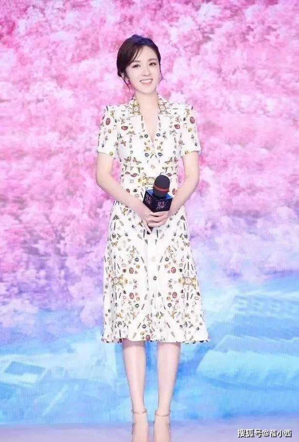 出圈|“王晓晨”又美出圈了,穿露肩连衣裙现“名媛式优雅”,气质惊艳