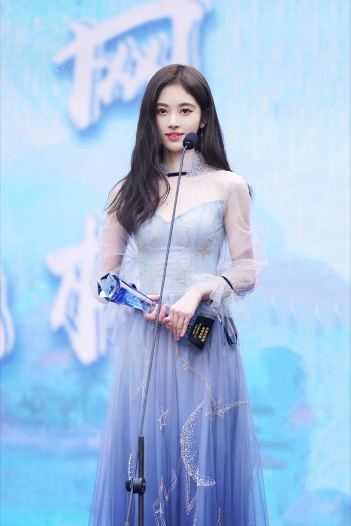 卫衣|鞠婧祎穿中国红羽绒服配卫衣时髦，天生柳叶眉配微卷发型尽显清纯
