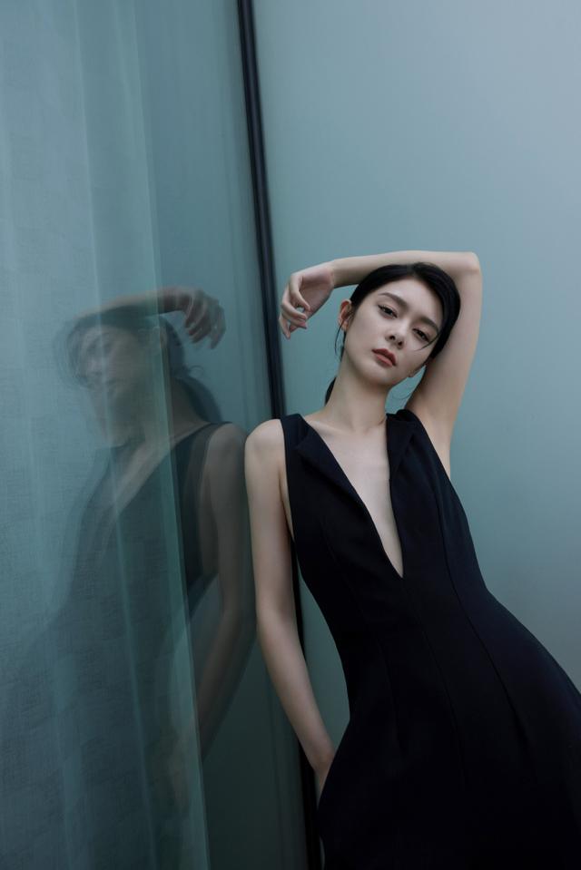 黑色|傅菁气质改变不少，穿深V连体裤秀身材，愣是凹出大姐大气场