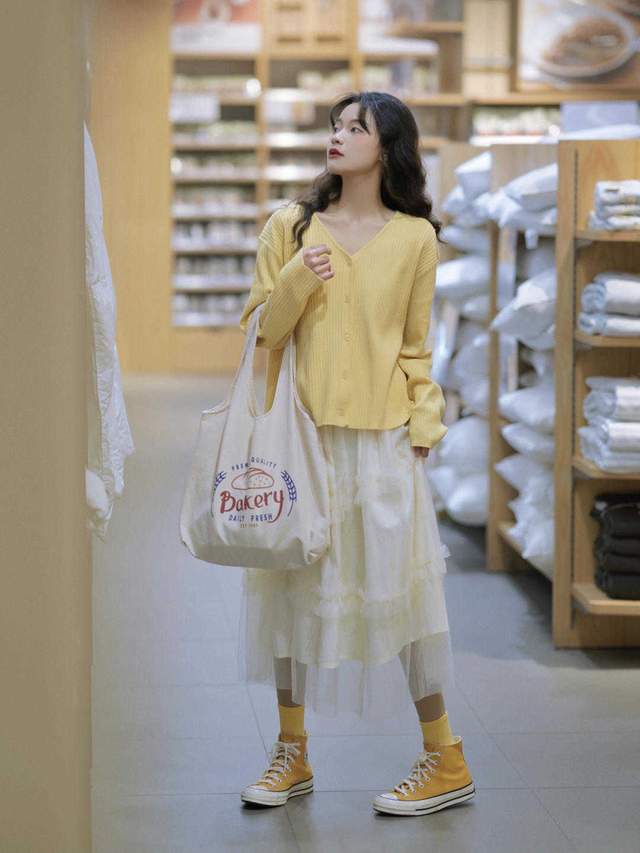 显得|皮肤暗黄的女生如何选衣服颜色？可以尝试这几款，让你显白还好看