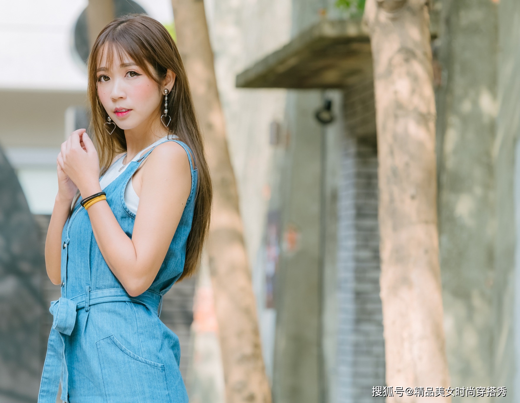 视觉|原来吊带牛仔裙还可以这么穿，减龄又不失时尚感