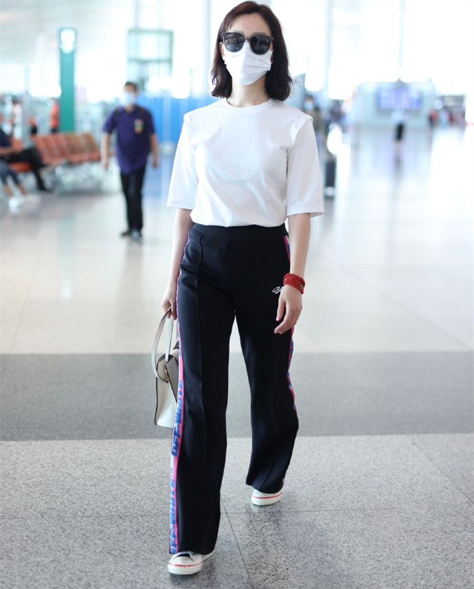 校服|“校服裤”也能穿出时髦？学女神陈数这样穿，减龄时髦值得借鉴