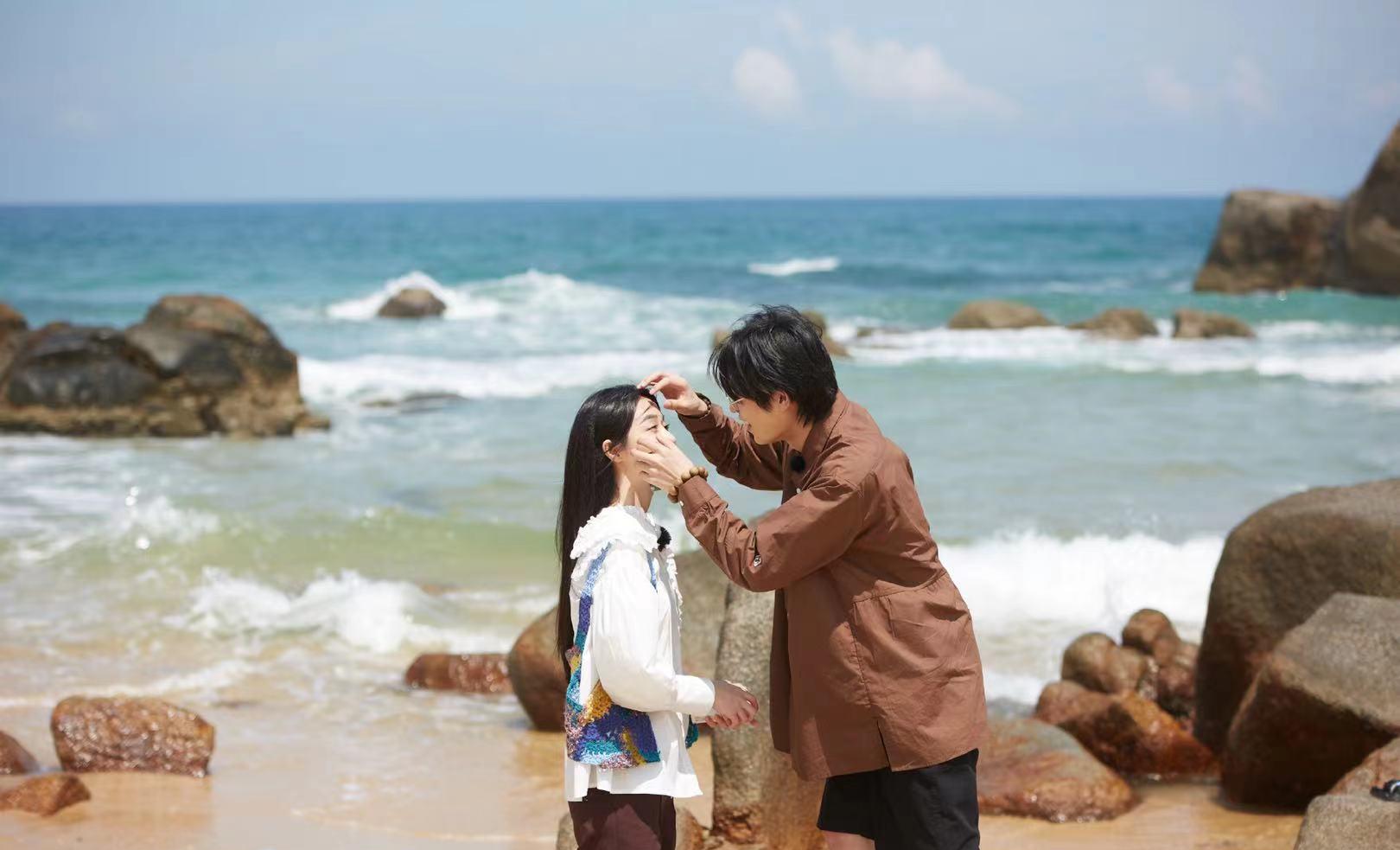 女主持|女主持与小5岁男星恋爱，父亲掩面痛哭不看好：还是男人最懂男人