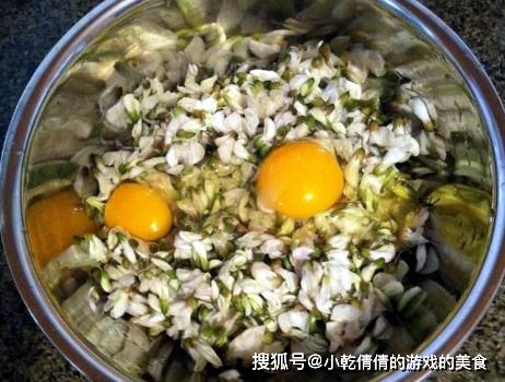 煎饼|槐花别只会蒸,教你新做法,加2个鸡蛋手不沾面,筷子一搅就能吃