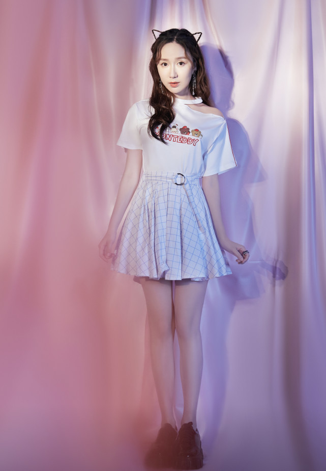 娄艺潇|娄艺潇愈发有女人味，白色蕾丝裙华丽高级，这身段真没得挑