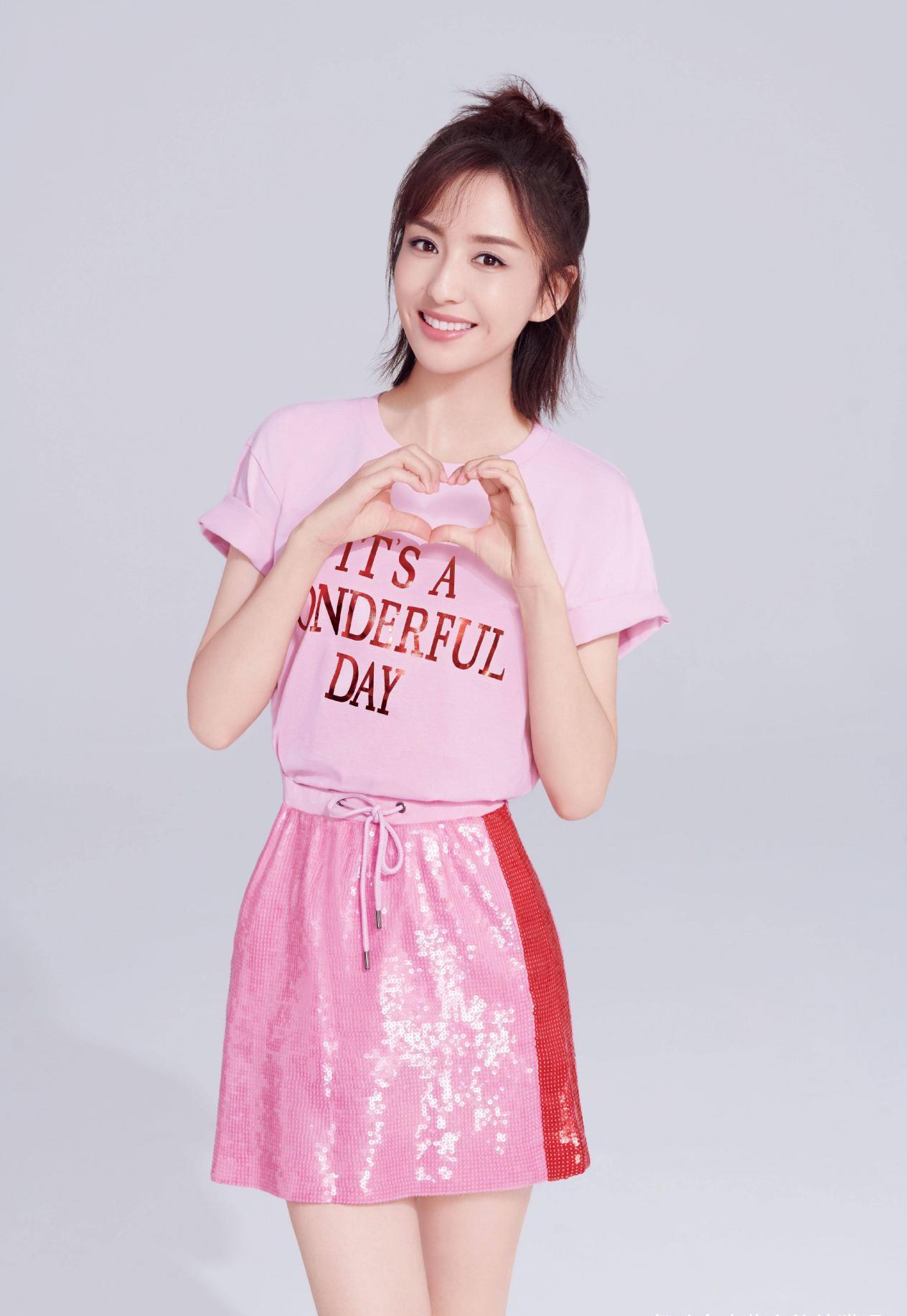 黑色|奔四的女人，少穿“花”衣服，多穿这3种颜色的衣服，减龄又显白