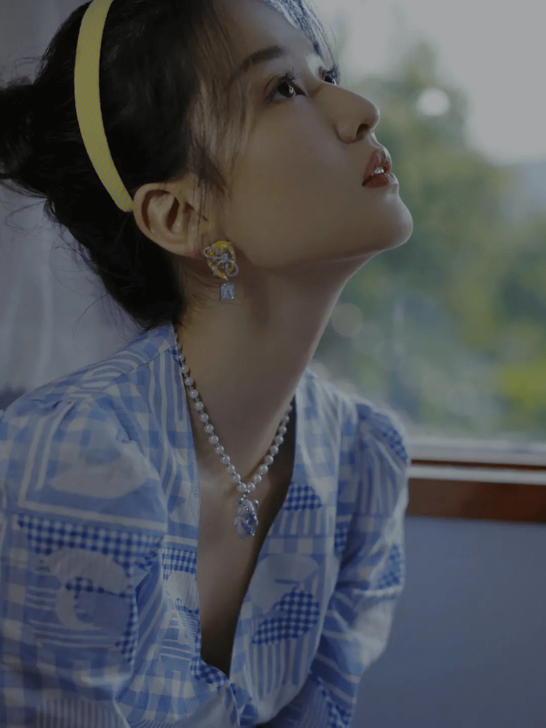 漂亮|乔欣气质和身材绝了！穿一件衬衫裙装搭配丸子头发型，漂亮大气