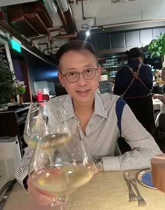 细节|李嘉欣入秋照放大招，穿无袖少系扣，跟儿子玩嘴对嘴抢食太有情调