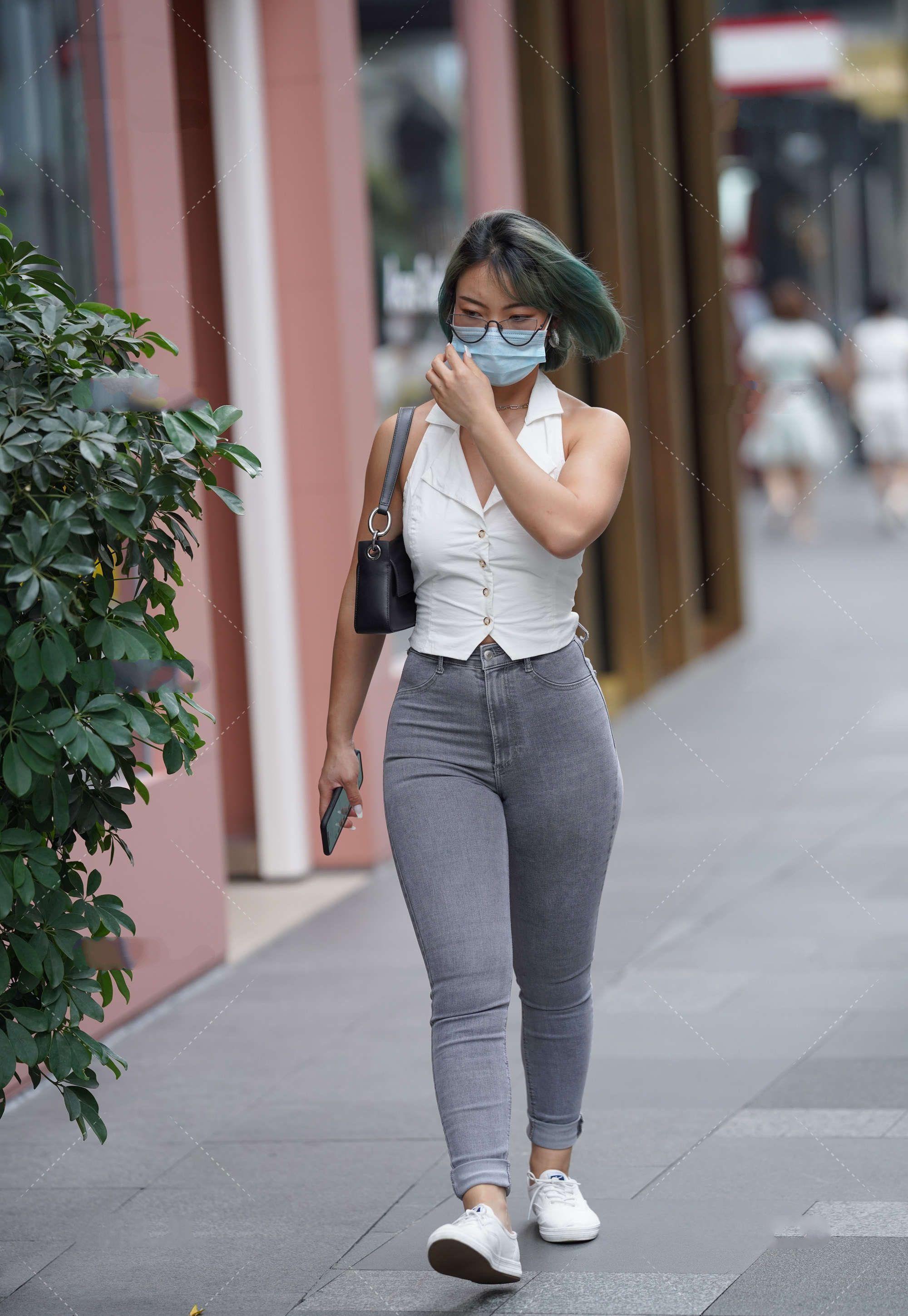 个性|绿色头发出街帅气个性,白色上衣搭配灰色牛仔裤,简约大气