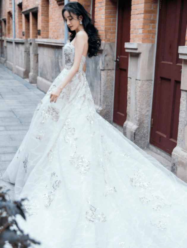 黑色|敢穿只佩服杨幂！穿V领裙秀身材，凹凸曲线一点不像当妈人