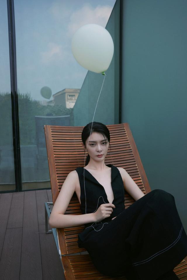 黑色|傅菁气质改变不少，穿深V连体裤秀身材，愣是凹出大姐大气场