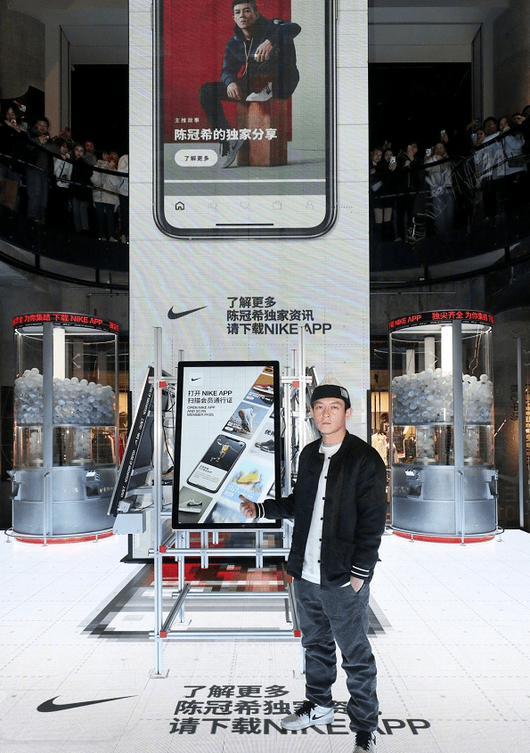 年轻人|陈冠希结婚后放飞自我，红色高腰裤吸引眼球，出道20年帅过小鲜肉