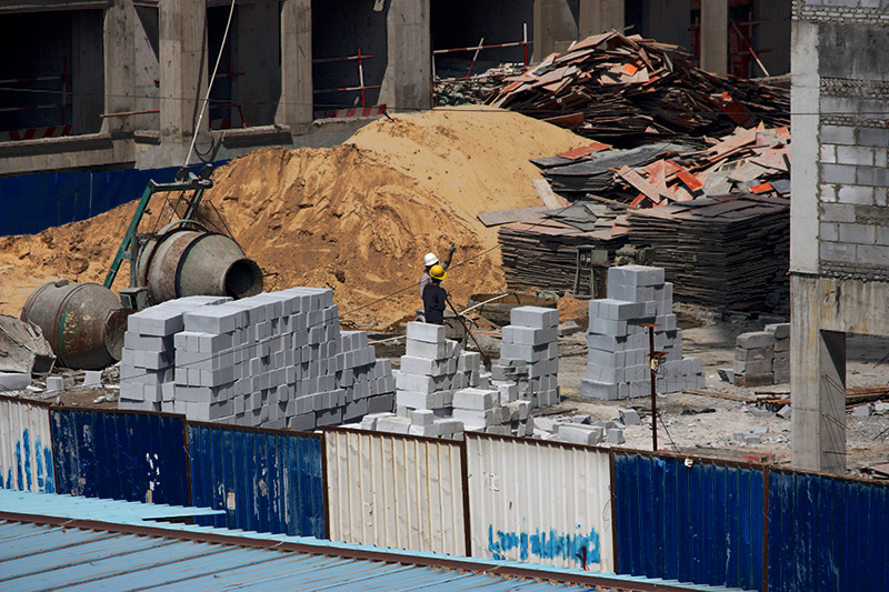 每天的工作就是搬砖,和泥,拉车送货,单调而辛苦,刚开始一个月,每天