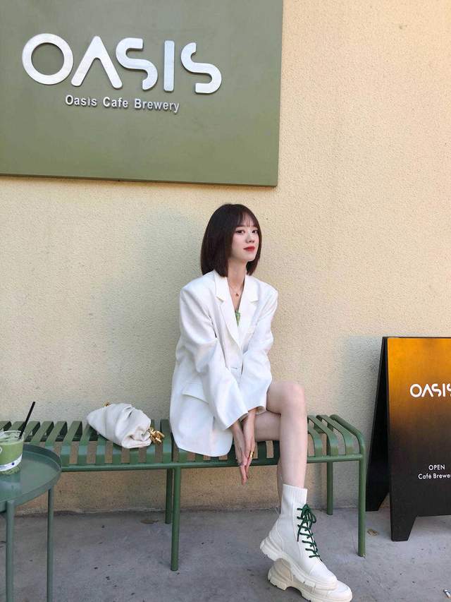 显得|气质女神衣橱里必备的衣服款式，西服和连衣裙，不光百搭还高级