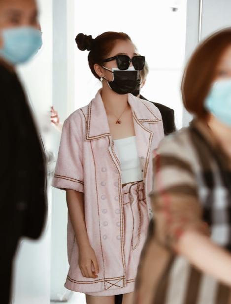 鞋子|富婆虞书欣的宝藏衣品，一个造型都是几万起步，我只买得起这红裙